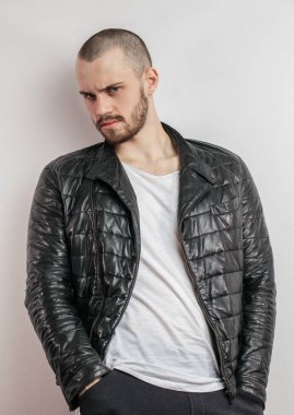 kameraya bakarak şiddetli kabadayı