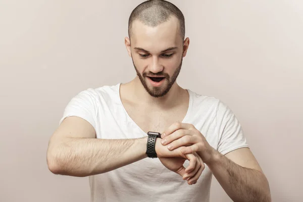 Jovem feliz aprendendo a usar smartwatch — Fotografia de Stock