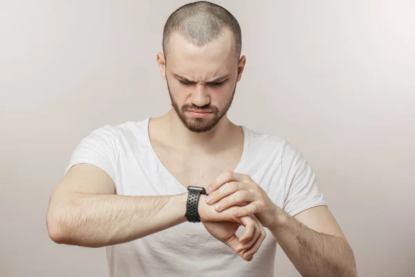 Серйозна відповідність, спортивний чоловік дивиться на розумний годинник — стокове фото