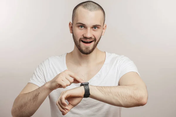 Neşeli adam kol saati üzerinde çalışma — Stok fotoğraf