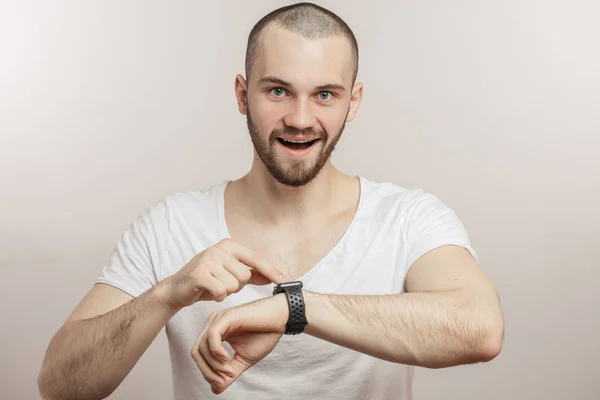 Uomo gioioso che lavora sull'orologio da polso — Foto Stock