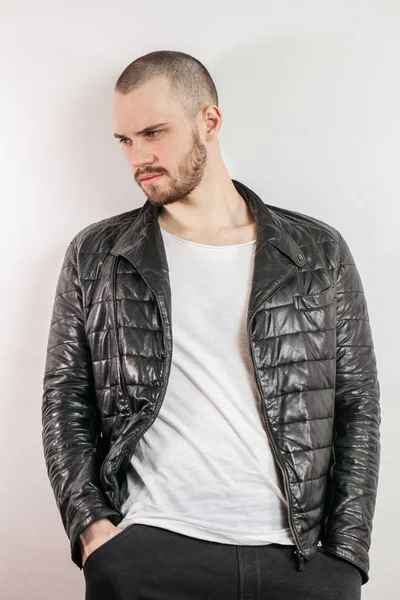 üzgün adam kız arkadaşı hakkında düşünme