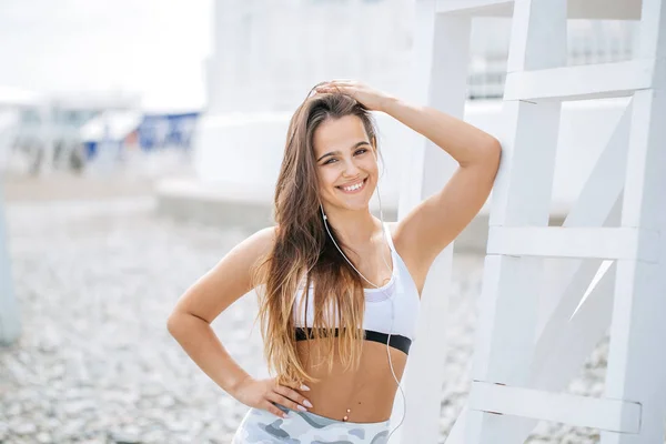 Mulher treinando ioga na praia ao pôr do sol — Fotografia de Stock