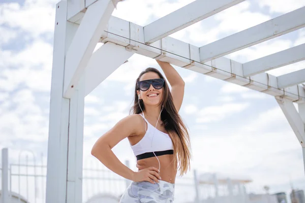 Mujer entrenando yoga en la playa al atardecer —  Fotos de Stock