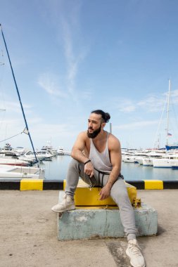 Atletik Crossfit eğitmeni dışarıda sıkı çalıştıktan sonra dinleniyor..