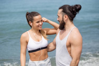 Kafkasyalı mutlu çift okyanus sahilinde birlikte eğleniyor.