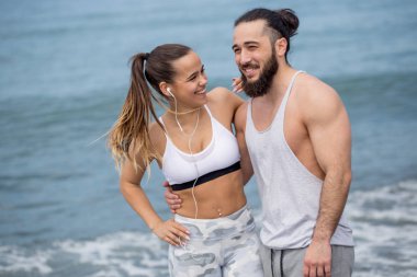 Kafkasyalı mutlu çift okyanus sahilinde birlikte eğleniyor.