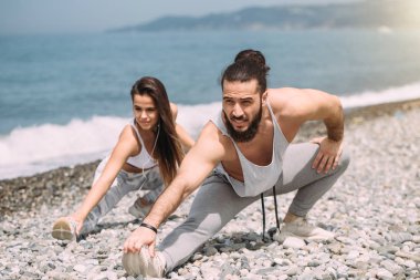 Her gün sahilde koşmadan önce esnemek.