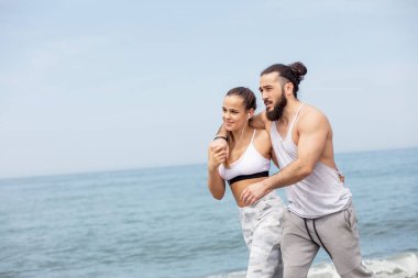 Kumsalda gerinen çift.