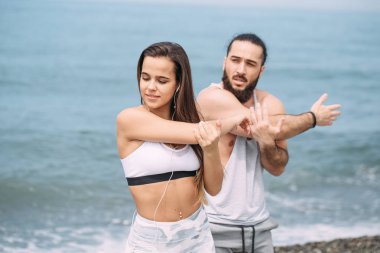 Kumsalda gerinen çift.