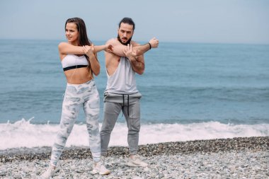 Kumsalda gerinen çift.