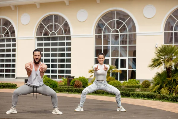 Spor çifti parktaki şehir binasına doğru sürünüyor.