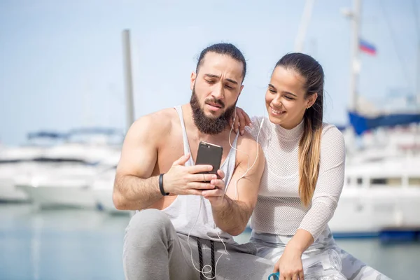 Sportive couple on Seaside Summer Vacation, taking selfie photo. — Stock Photo, Image