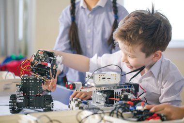 Küçük çocuklar için teknik aktiviteler. İletişim ve dijital kavramı.