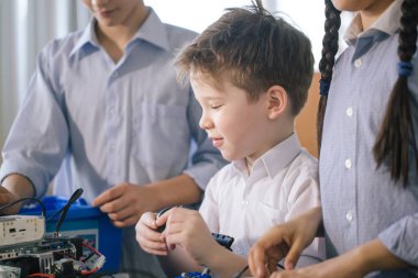 Küçük çocuklar için teknik aktiviteler. İletişim ve dijital kavramı.