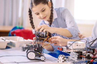 Konsantre beyaz kız teknik oyuncak oluşturma