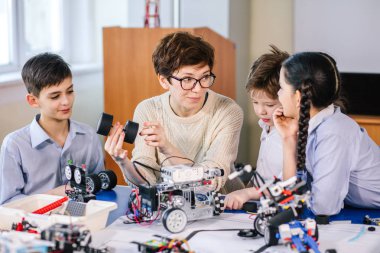 Mutlu çocuklar ders dışı derslerde dizüstü bilgisayar kullanarak programlama öğrenirler.