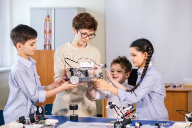Mutlu çocuklar ders dışı derslerde dizüstü bilgisayar kullanarak programlama öğrenirler.