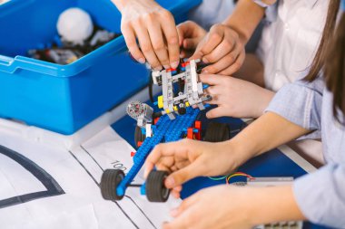 Oyuncaklar üzerinde çalışan yoğun teknik ekip