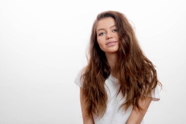 düz sağlıklı, uzun saçlı kız öğrenci gülümseyen