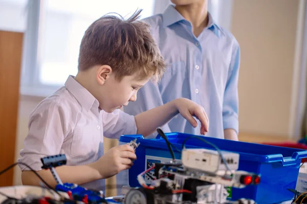 Technische activiteiten voor kleine kinderen. Communicatie en digitale concept. — Stockfoto