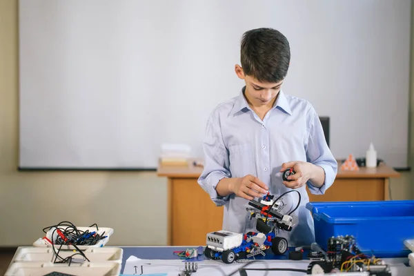 机器人学校的小男孩制造机器人 — 图库照片