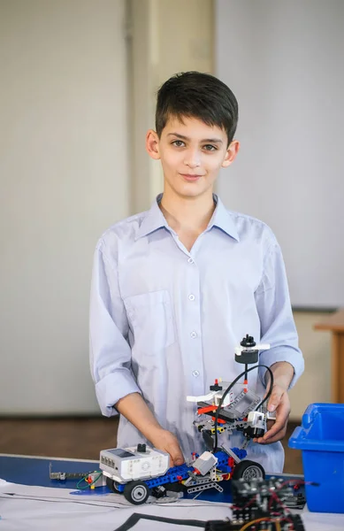 Το αγοράκι στη σχολή ρομποτικής φτιάχνει ρομπότ. — Φωτογραφία Αρχείου