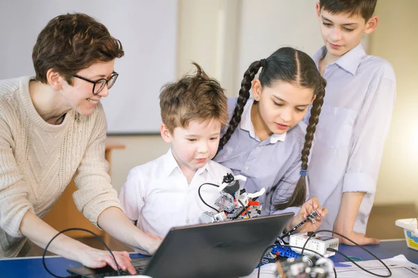 Happy children learn programming using laptops on extracurricular classes — Stock Photo, Image