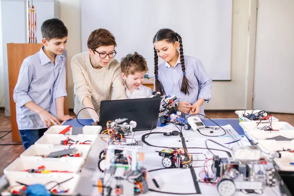 Crianças curiosas aprendem programação usando laptops em aulas extracurriculares — Fotografia de Stock