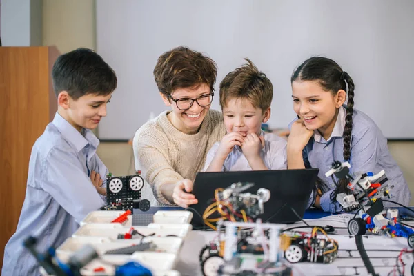 Crianças curiosas aprendem programação usando laptops em aulas extracurriculares — Fotografia de Stock