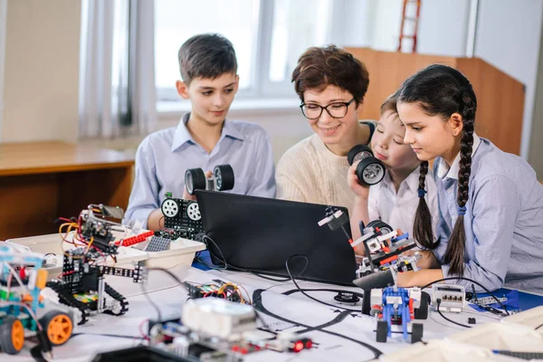 Glada barn lär sig programmering med bärbara datorer på fritidsklasser — Stockfoto