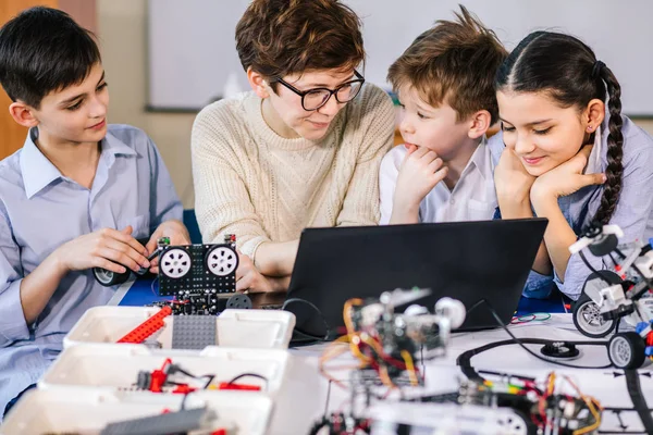 Щасливі діти вивчають програмування за допомогою ноутбуків на позакласних заняттях — стокове фото