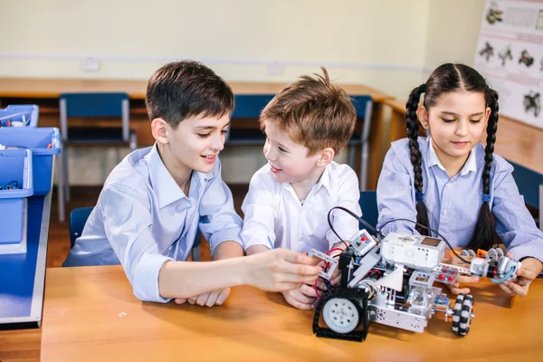 孩子们在参观机器人展览的时候玩电动机器人 — 图库照片