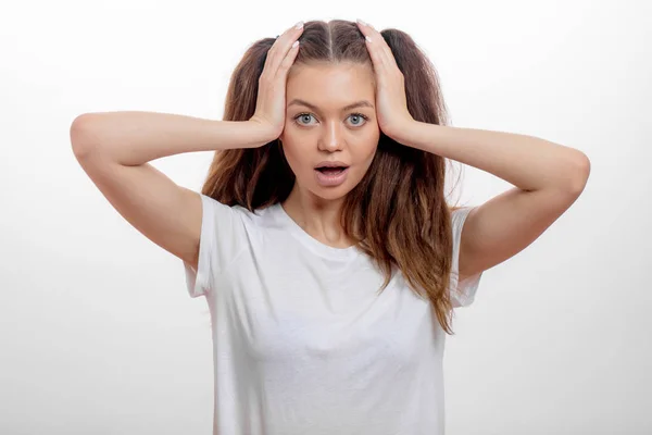 Impresionante emocionado mujer excitada con la boca abierta está sosteniendo su cabeza . —  Fotos de Stock