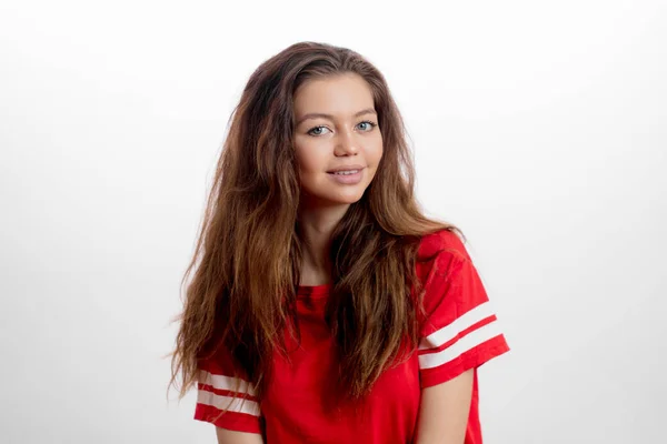 Prachtige mooie hipster meisje in trendy rood t-shirt — Stockfoto