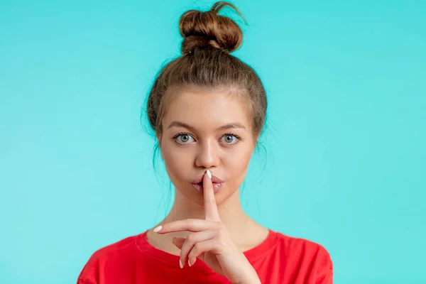 Mantengamos un secreto. stylisg chica deportiva mostrando gesto de silencio — Foto de Stock