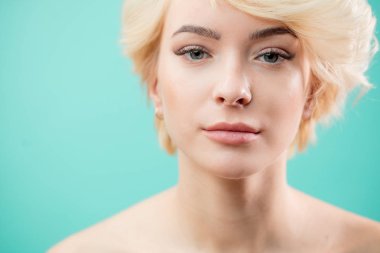 güzel uzun kirpikler ile çıplak harika sarışın kız