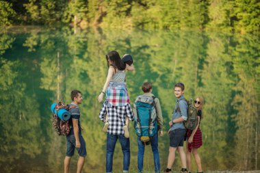 o yürüyüş gitmek için yorgun gibi çılgın kız arkadaş omuzlarında dinleniyor