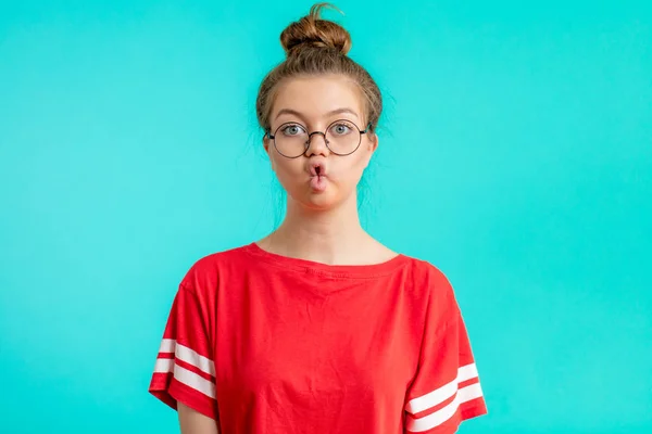 Chica divertida con hairbun haciendo una cara divertida —  Fotos de Stock