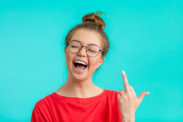 Loca alegre atractiva mujer mostrando mierda — Foto de Stock