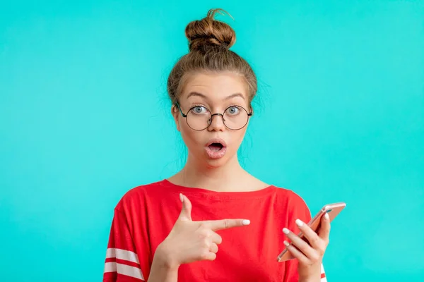 Es que su teléfono emocional mujer asombrada indica en el teléfono — Foto de Stock