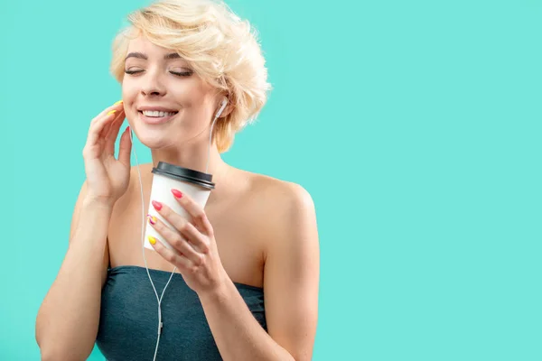 Sorrindo menina de cabelos justos está ouvindo sua música favorita — Fotografia de Stock