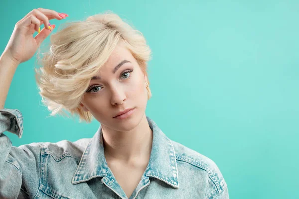 Chica de pelo rubio de moda arreglándose el pelo en la mañana antes del trabajo — Foto de Stock