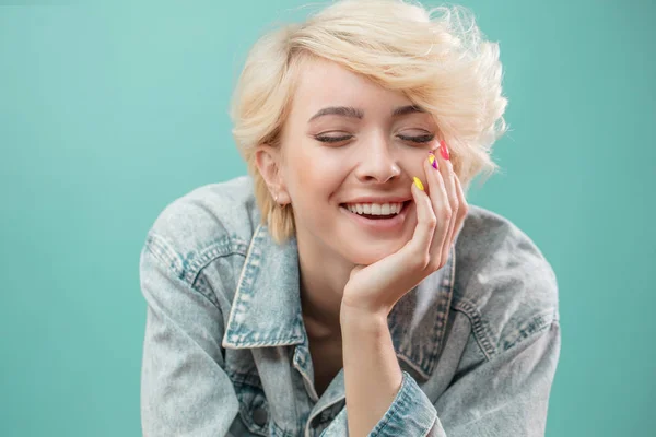 Fröhlich. glückliche Blondine stützt sich auf ihre Hand — Stockfoto