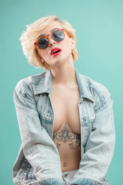 Chica sexy con tatuaje en el cuerpo mirando a la cámara . — Foto de Stock