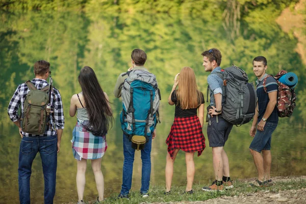 yakışıklı olan arkadaşlarım doğa ile zaman harcamaktadır