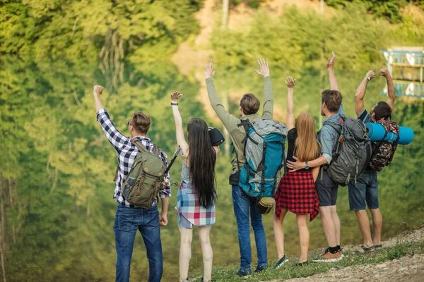 neşeli gençler dağın zirvesine ulaşmak mutluyuz