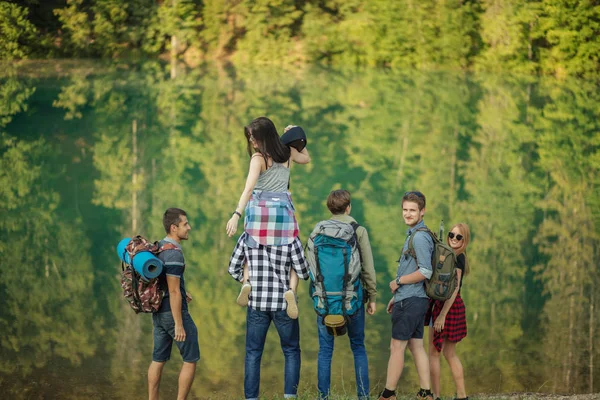 o yürüyüş gitmek için yorgun gibi çılgın kız arkadaş omuzlarında dinleniyor