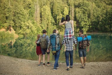 çılgın erkekler ve kadınlar Gölü ziyaret etti