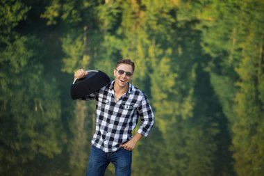 çekici gezgin gülüyor hikng müzik ile gidiyor